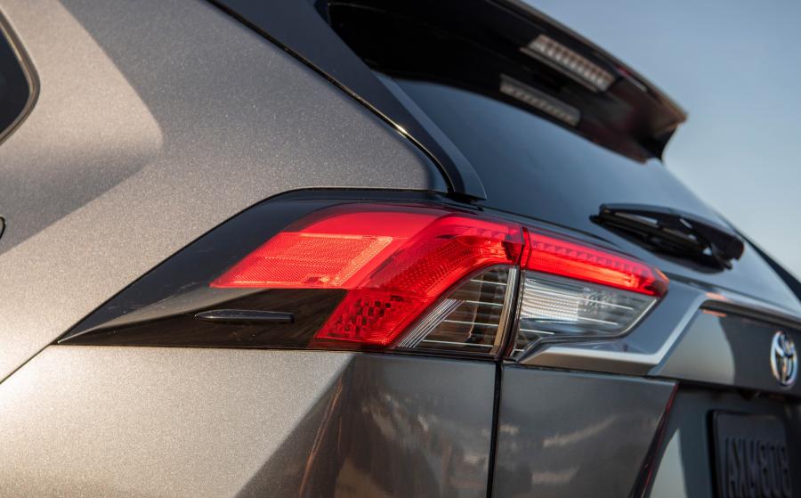 Детали экстерьера Toyota RAV4 Limited 2018 года  (NA) (фото 34 из 44)